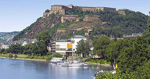 Urlaub ber Weihnachten im Rheintal. Weihnachtsurlaub in Koblenz am Rhein unterhalb der Festung Ehrenbreitstein.